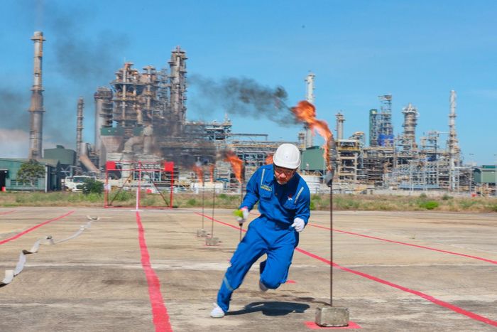 Các đội thi tranh tài trong phần thi PCCC.