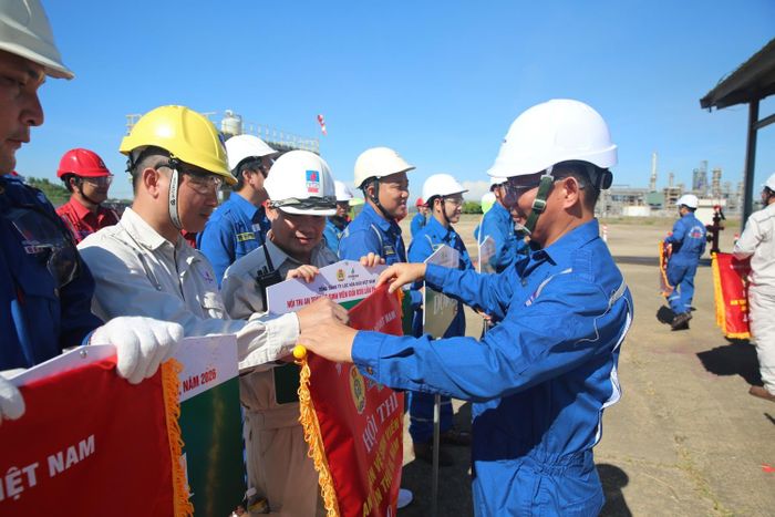 Ban tổ chức trao Cờ lưu niệm cho 10 đội tham gia phần thi PCCC.