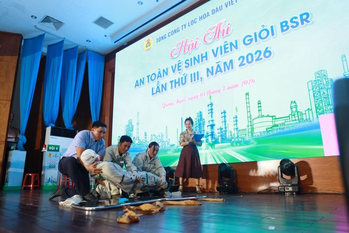 Trong 10 phút, các đội thi sẽ lần lượt hoàn thành phần thực hành sơ, cấp cứu, đánh giá khả năng ứng phó nhanh và chính xác trước các tình huống tai nạn lao động có thể xảy ra.