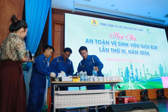 Các đội thi thực hiện phần thi thực hành sơ, cấp cứu, đánh giá khả năng ứng phó nhanh và chính xác trước các tình huống tai nạn lao động.