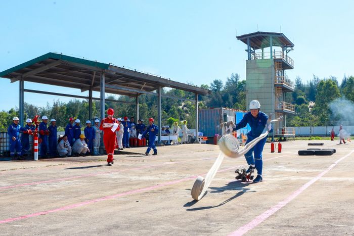 Thành viên trong đội thi thực hiện đấu nối ống nước vào ba chạc, kết nối với lăng phun và hoàn thành các thao tác kỹ thuật trước khi đưa cờ hiệu cho đồng đội.