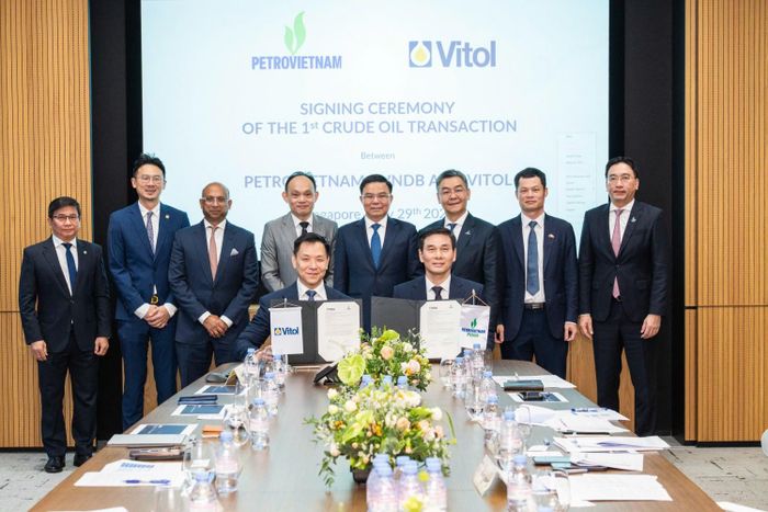 Bộ trưởng Bộ Công Thương Lê Mạnh Hùng và Tổng Giám đốc Petrovietnam Lê Mạnh Cường chứng kiến Lễ ký kết hợp đồng mua bán dầu thô để cung cấp cho Nhà máy Lọc hóa dầu Nghi Sơn.