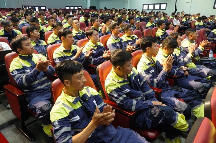 Đông đảo cán bộ, công nhân viên, người lao động tham gia Hội nghị.