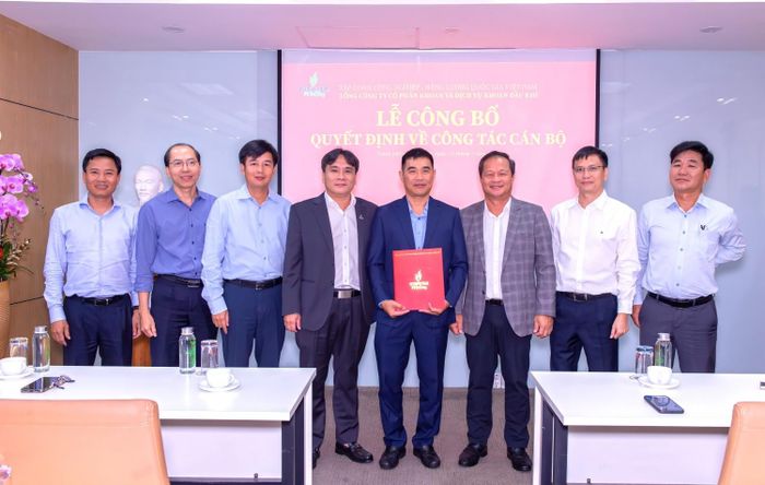 Ban lãnh đạo PV Drilling chúc mừng tân Phó Tổng Giám đốc Thái Huy Dũng.