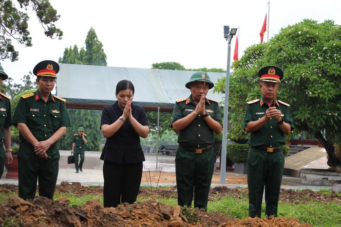 Thượng tướng Lê Quang Minh, Phó Chủ nhiệm Tổng cục Chính trị Quân đội nhân dân Việt Nam thắp hương tại nơi liệt sĩ vừa được tìm thấy tại khuôn viên Nghĩa trang liệt sĩ phường Đắk Cấm.