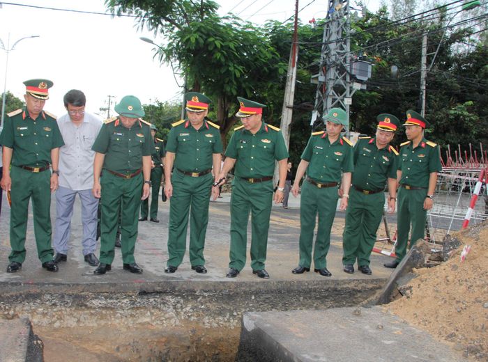Thượng tướng Lê Quang Minh, Phó Chủ nhiệm Tổng cục Chính trị Quân đội nhân dân Việt Nam đã đến kiểm tra, chỉ đạo tìm kiếm hài cốt liệt sĩ tại đường Trường Chinh.