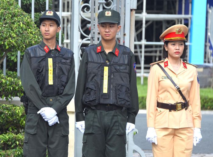 Tất cả làm việc với tinh thần tập trung cao độ, đảm bảo không có sơ suất nào xảy ra.