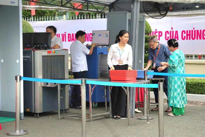 Khu vực soi chiếu an ninh bên trong khu vực Dinh Thống Nhất.