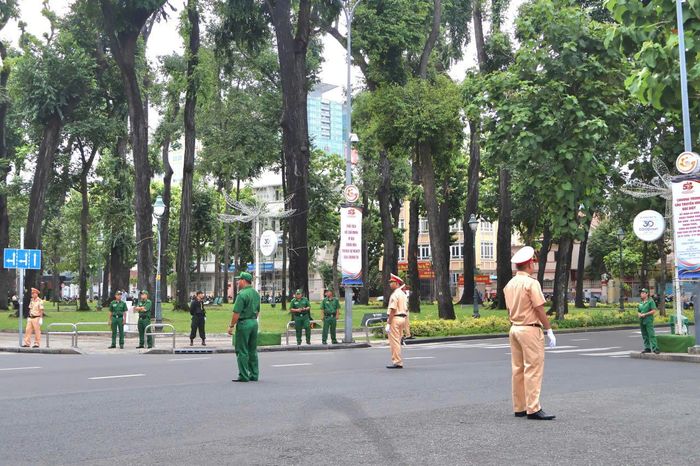 Lực lượng Công an nhân dân, thanh niên xung phong được tăng cường tại khu vực Dinh Thống Nhất.