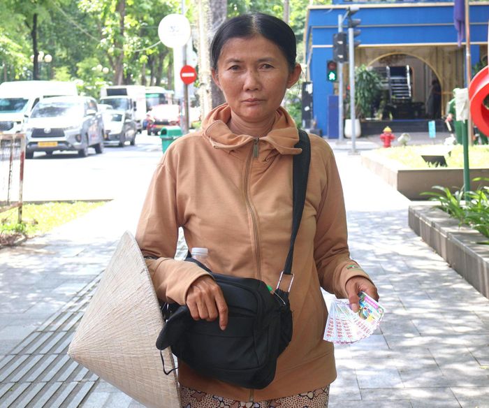Bà Trần Thị Hằng, người bán vé số dạo.