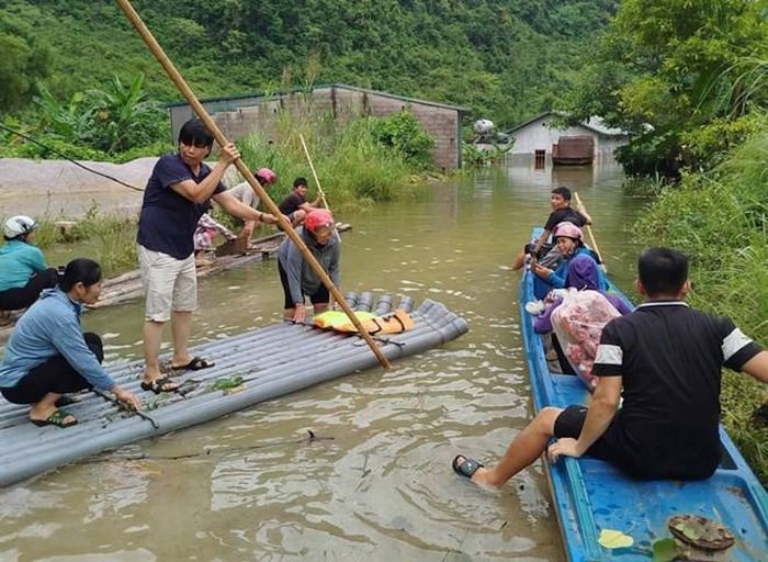 Người dân xã Thông Nông sử dụng thuyền di chuyển trong khu vực ngập sâu do lũ sau mưa lớn.
