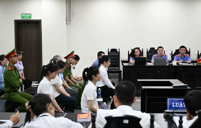 Các bị cáo tại phiên tòa sáng nay.