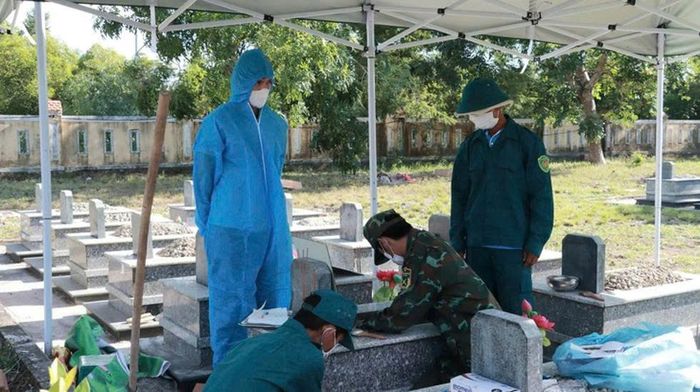 Cơ quan chức năng triển khai lấy mẫu hài cốt liệt sĩ.