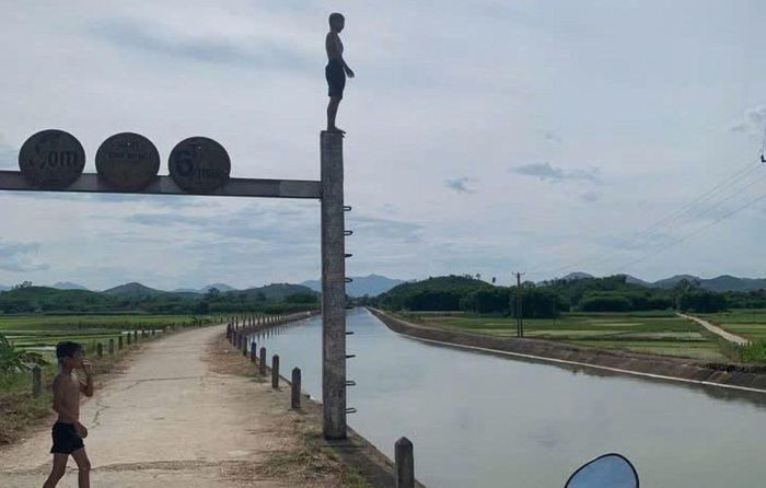 Trẻ con hiếu động, thường xuyên ra kênh thủy lợi tắm giải nhiệt mùa hè