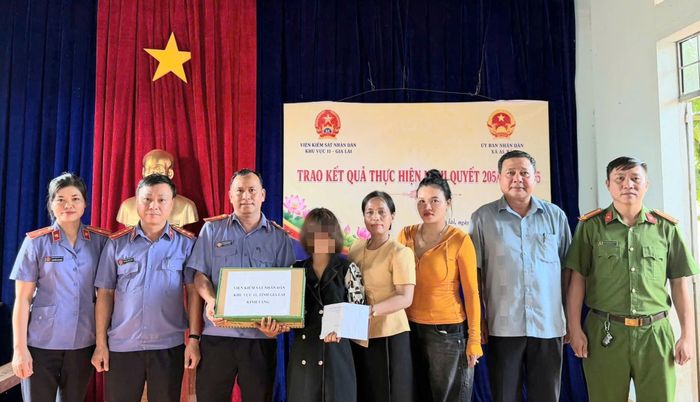 VKSND khu vực 11 động viên và tặng quà cùng tiền mặt với tổng trị giá 4,5 triệu đồng cho cháu R.L.L nhằm chia sẻ khó khăn, động viên cháu và gia đình vượt qua giai đoạn đặc biệt khó khăn trong cuộc sống. (Ảnh: ĐVCC)