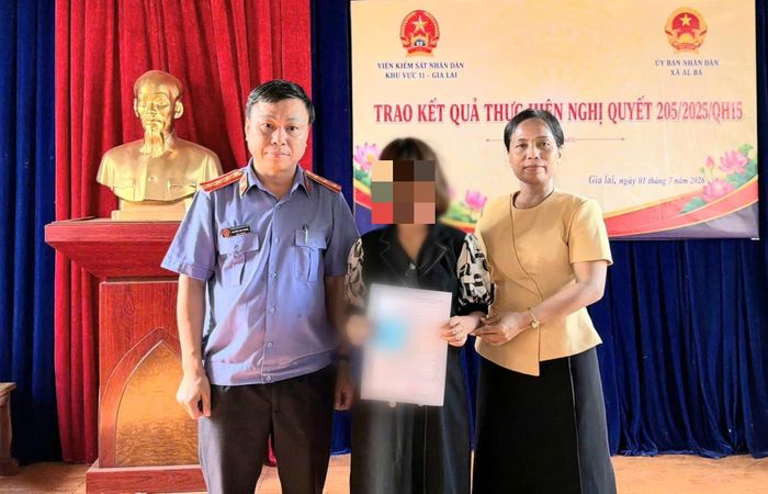 Viện trưởng VKSND khu vực 11, Gia Lai và Bí thư xã Al Bá trao Giấy xác nhận khuyết tật và Quyết định hưởng chế độ bảo trợ xã hội cho cháu R.L.L (Ảnh ĐVCC).
