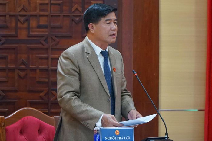 Phó Chủ tịch UBND tỉnh Đắk Lắk Nguyễn Thiên Văn trả lời chất vấn tại kỳ họp