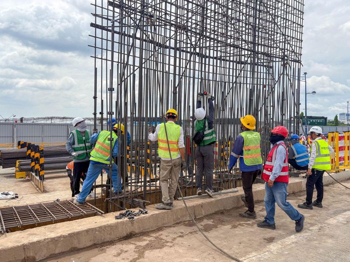 Hình ảnh triển khai hạng mục hạ lồng thép thi công tường vây tại ga ngầm ST10 (Phạm Văn Bạch).