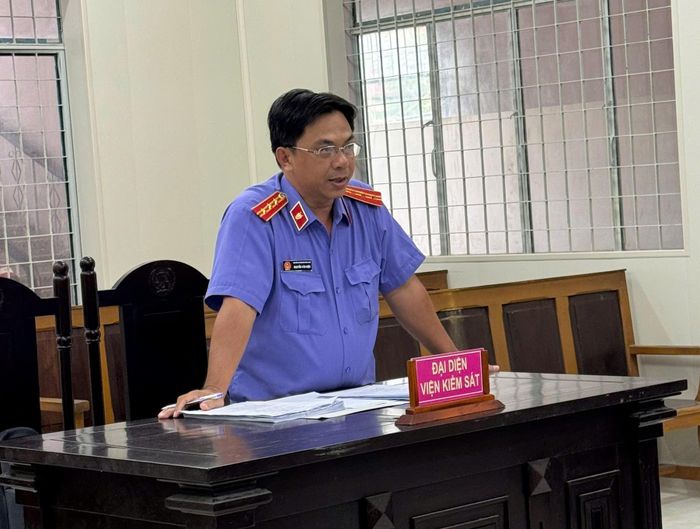 Đại diện VKSND trình bày ý kiến tại phiên tòa giám đốc thẩm vụ án dân sự về “Tranh chấp quyền sử dụng đất”.