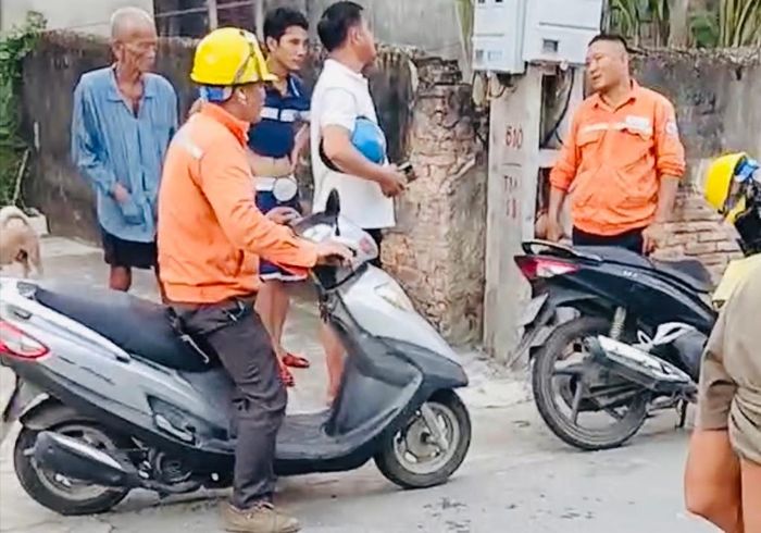 Người dân đề nghị đơn vị cung ứng điện xuống kiểm tra.