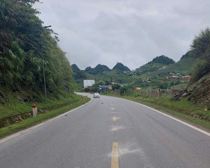 Quốc lộ 6 thí điểm đinh phản quang năng lượng mặt trời tăng an toàn tại khu vực đèo dốc.