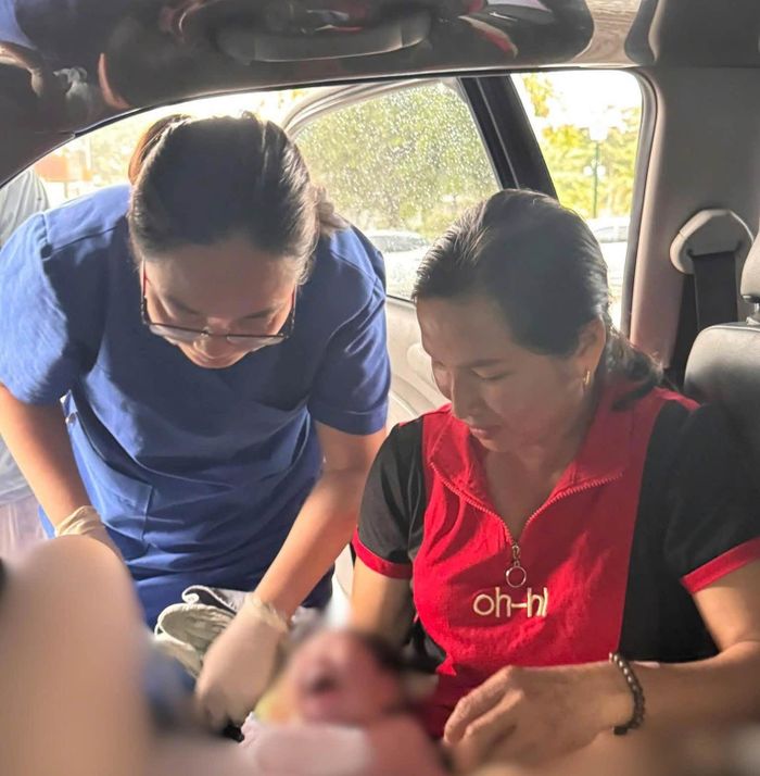 Ngay khi xe ô tô đến bệnh viện, các bác sĩ đã hỗ trợ cắt rốn và cấp cứu kịp thời cho cả mẹ và bé. (Ảnh: BVCC)