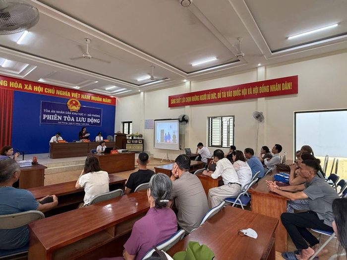 Phiên tòa lưu động đã thu hút đông đảo người dân đến tham dự.