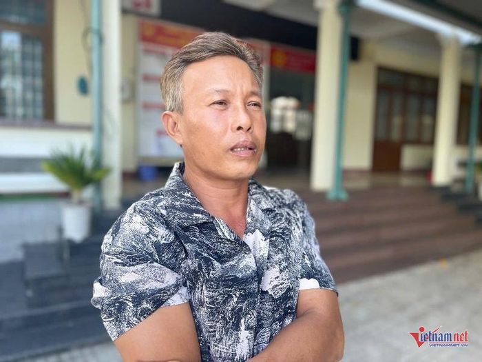 Ông Nguyễn Ngọc Thế bị thiệt hại 2 tàu cá sau vụ cháy. Ảnh: Trần Hoàn