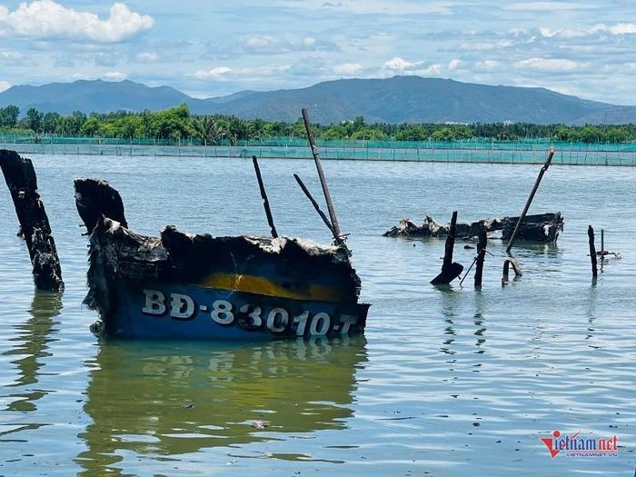Một trong 2 chiếc tàu của ông Thế bị thiêu rụi. Ảnh: Trần Hoàn