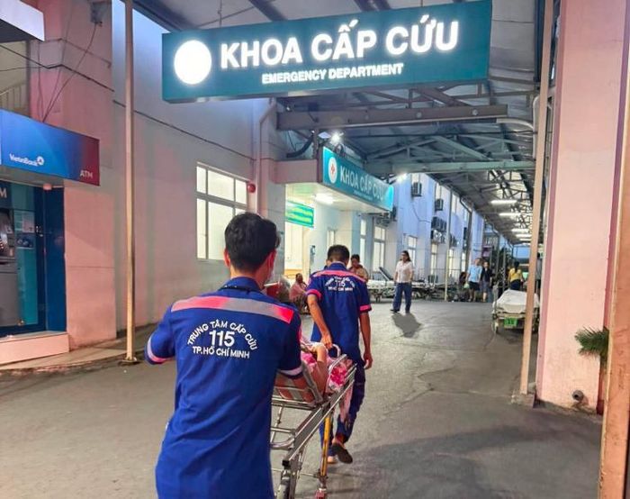 Bà H. được đưa vào cấp cứu. Ảnh: NHA.
