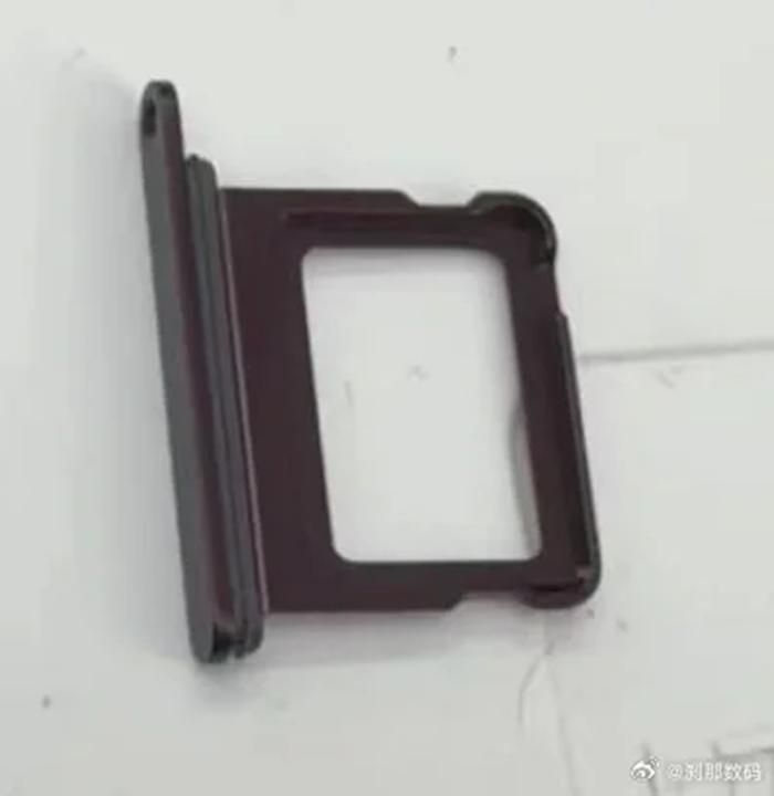 Khay SIM màu đỏ anh đào được cho là của iPhone 18 Pro. Ảnh: Instant Digital/PhoneArena