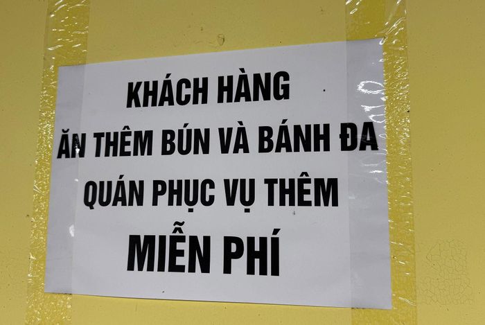 Nhiều quán lựa chọn miễn phí trà đá hoặc thêm bánh phở thay vì giảm giá bán. Ảnh: D.Anh