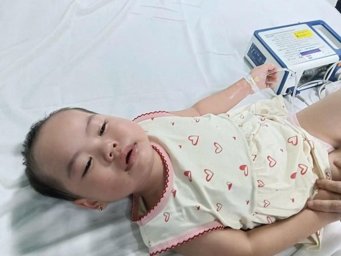Mắc ung thư máu, cơ thể nhỏ bé của bé Vân phải chịu nhiều đau đớn
