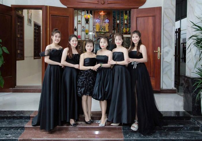 Hảo (ngoài cùng bên trái) bên các chị chồng và chị dâu 