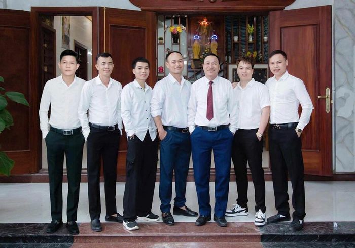 Bố chồng Hảo (đeo cà vạt đỏ) bên các con trai, con rể 