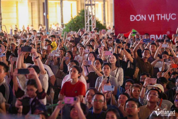 Người dân hào hứng ghi lại những hình ảnh ấn tượng.