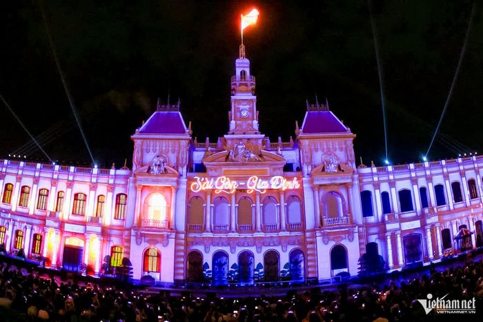Thông qua công nghệ 3D mapping, chương trình tái hiện hành trình phát triển của TPHCM từ khi chính thức mang tên Chủ tịch Hồ Chí Minh.
