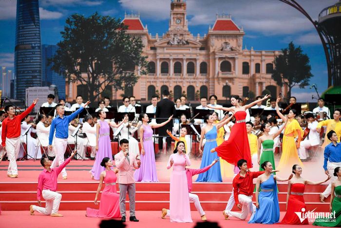 Các tiết mục nghệ thuật được dàn dựng công phu, tôn vinh truyền thống cách mạng và khát vọng phát triển của TPHCM