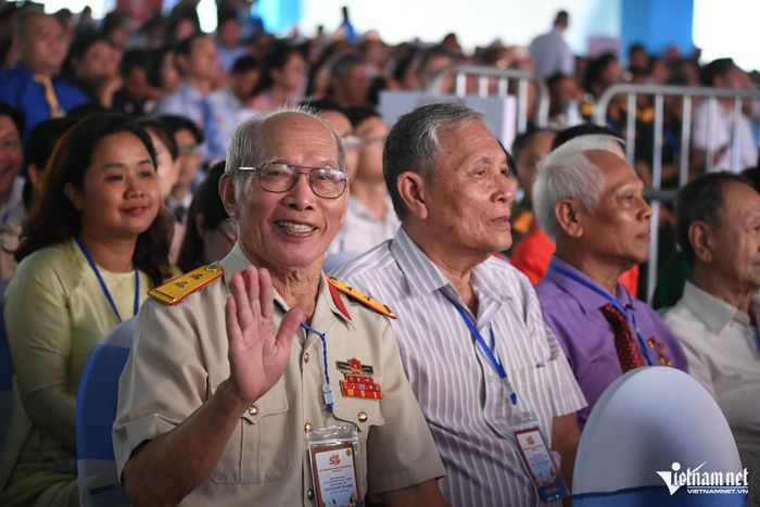 Các đại biểu dự lễ kỷ niệm 50 năm thành phố Sài Gòn - Gia Định mang tên Chủ tịch Hồ Chí Minh