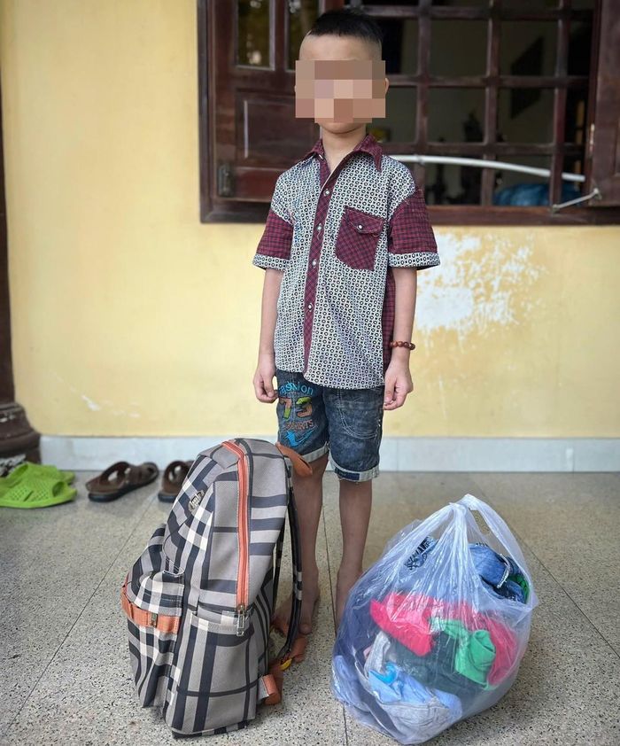 Bé trai khoảng 6 tuổi nghi bị bỏ rơi trước cổng chùa kèm balo, đồ dùng cá nhân và lá thư viết tay. Ảnh: CACC