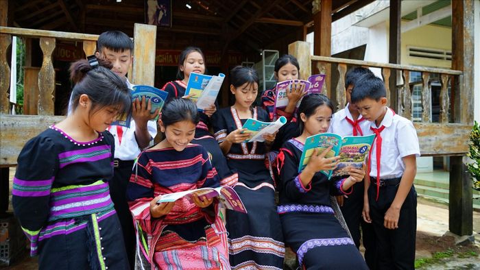Các số liệu gần đây cho thấy, tỷ lệ đi học của trẻ em DTTS đã cải thiện rõ rệt. Ảnh: Ngọc Thu
