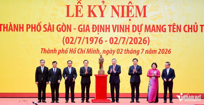 Tổng Bí thư, Chủ tịch nước Tô Lâm trao tặng tượng Chủ tịch Hồ Chí Minh cho Thành ủy TPHCM