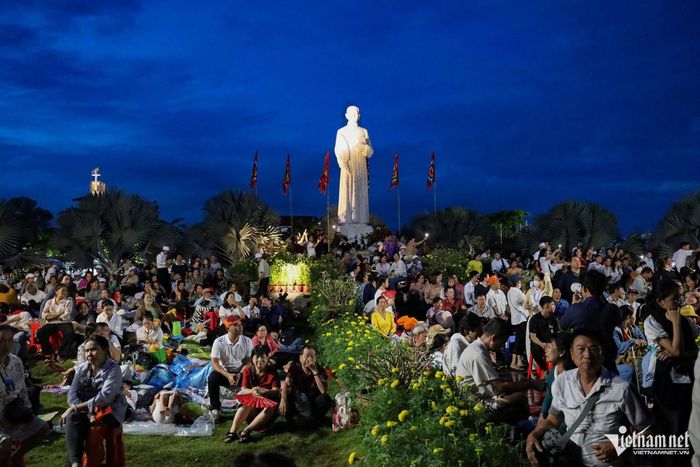Giáo dân và người hành hương từ khắp nơi thức xuyên đêm để chờ tham dự Thánh lễ.