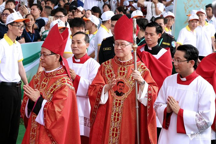 Đức Hồng y Luis Antonio G. Tagle cùng đoàn rước vào điều hành Thánh lễ.