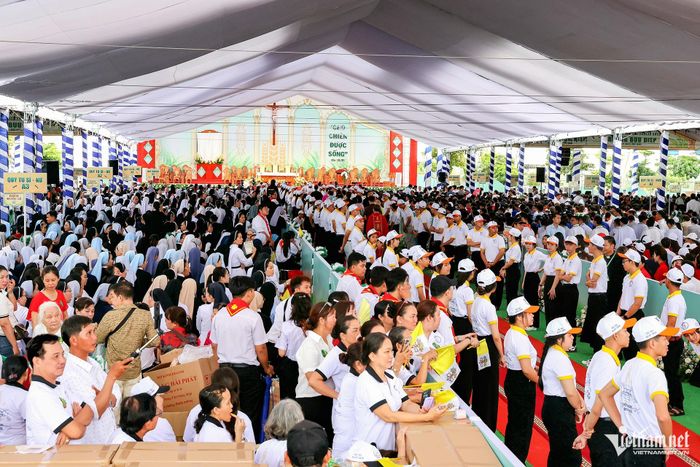 Không gian tổ chức Thánh lễ đông đảo đại biểu về tham dự.