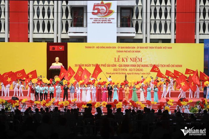 Toàn cảnh lễ kỷ niệm 50 năm ngày thành phố Sài Gòn - Gia Định vinh dự mang tên Chủ tịch Hồ Chí Minh diễn ra sáng 2/7