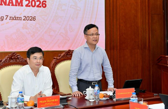 Ông Phạm Chí Quang (đứng) và Phó Thống đốc Phạm Thanh Hà tại buổi họp báo. Ảnh: SBV.