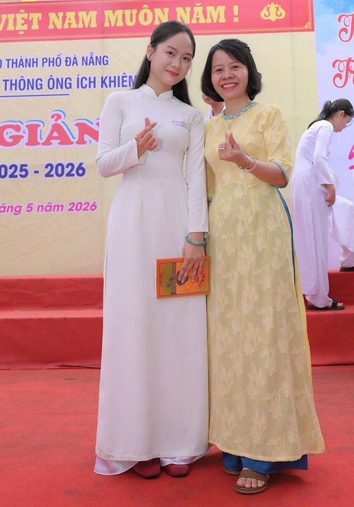 Ngọc Phương chụp ảnh lưu niệm cùng cô giáo trong lễ bế giảng năm học 2025 - 2026. Ảnh: NVCC