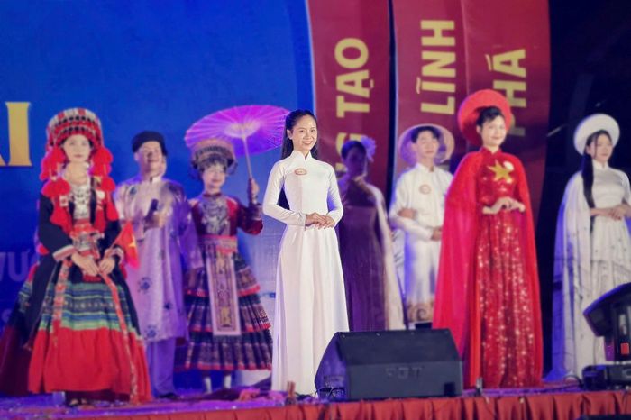 Ngoài thành tích học tập, Ngọc Phương (áo dài trắng) còn tích cực tham gia các hoạt động phong trào của nhà trường. Ảnh: NVCC