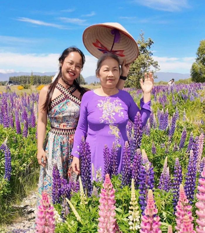 Bà Đông trong lần đến thăm cô con gái út ở Iceland